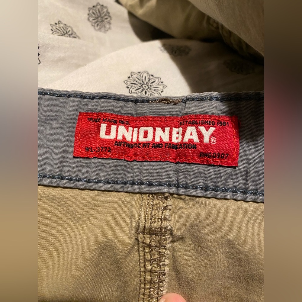 Unionbay Khaki Cargo shorts in men’s size 38. - Picture 3 of 5
